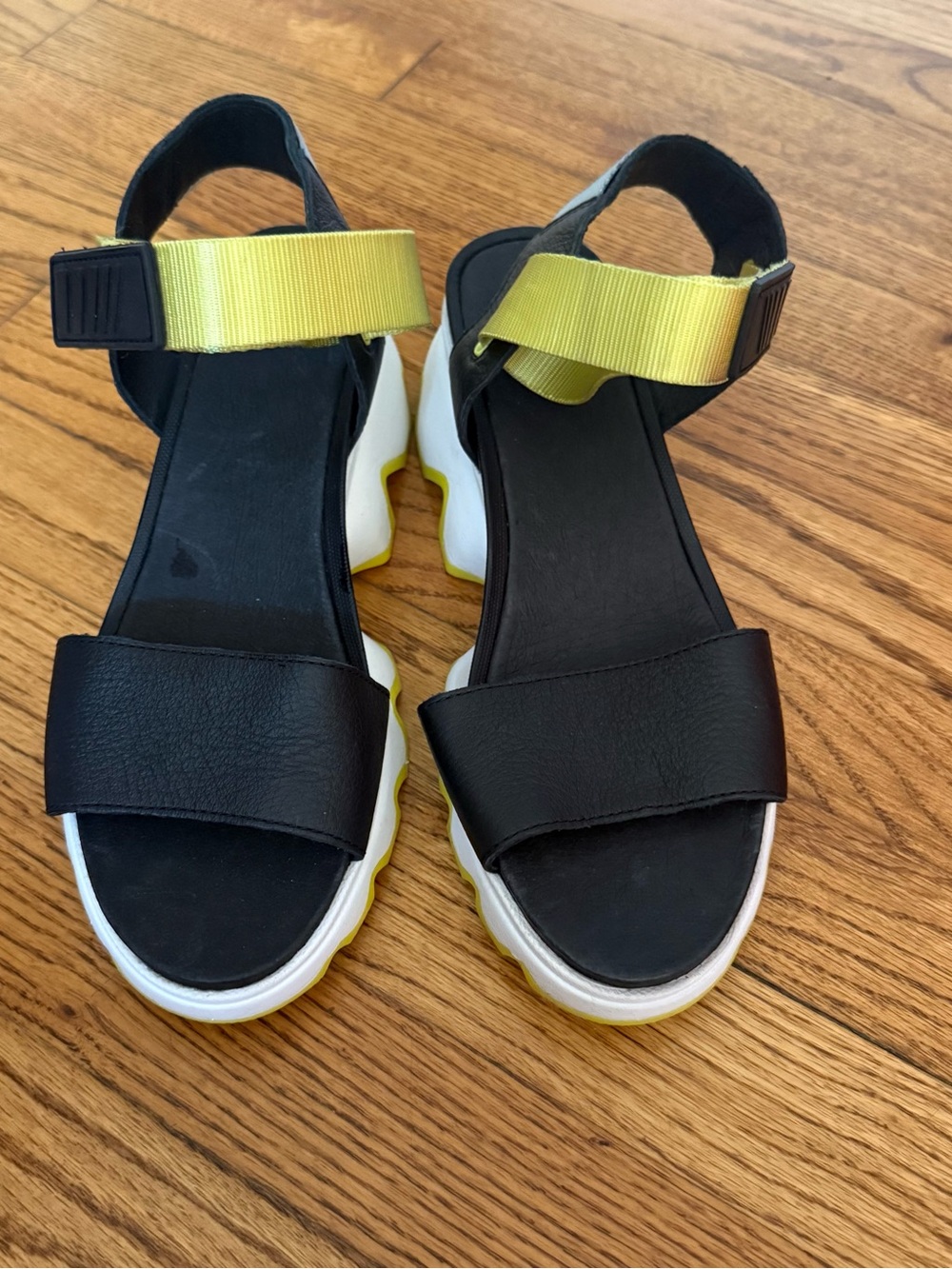 NWT Sorel Kinetic Aura Y-Strap Sandals